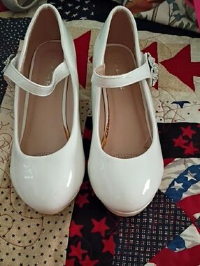 Girls White Mary Jane Dress Shoes with Decorative Buckle